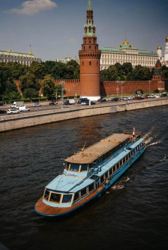 Прогулка по Москве-реке на дизайнерском теплоходе "Волна" от Устьинского моста