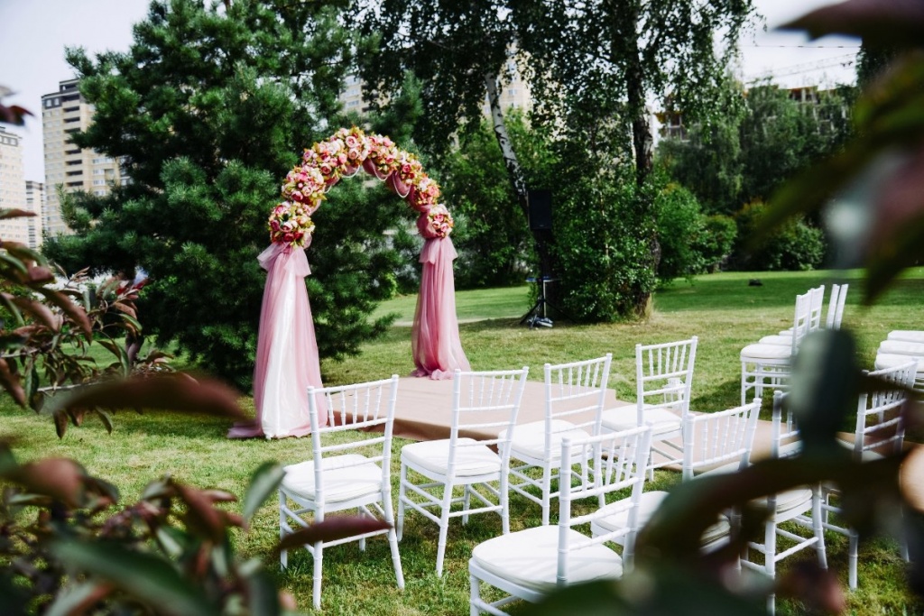 белоснежный шатер, зеленая стоянка, декор, выездная регистрация, свадьба